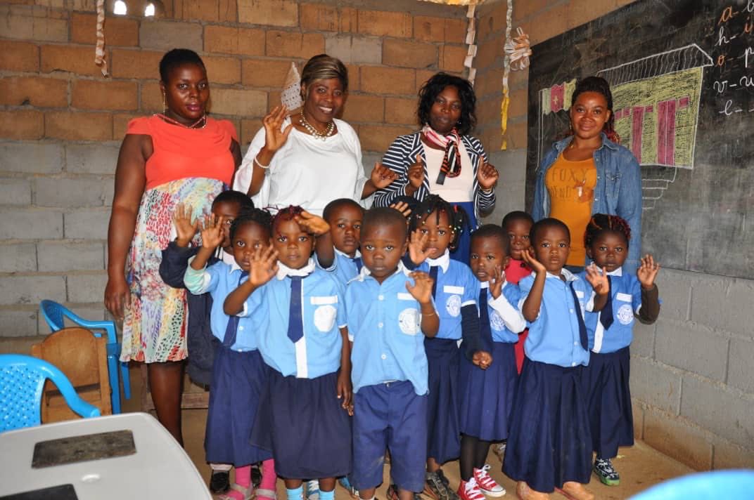 Alunni e maestre in un'aula della scuola di Douala